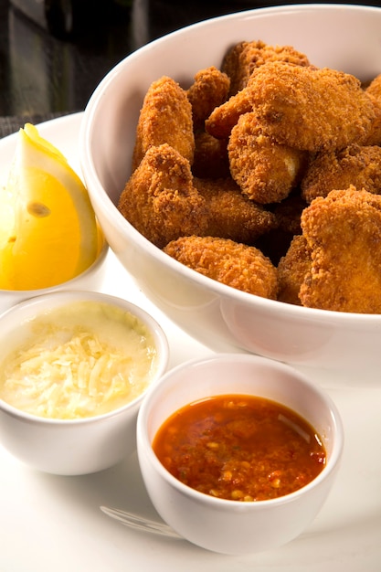 揚げチキンナゲットとレモンとピーマンのソース