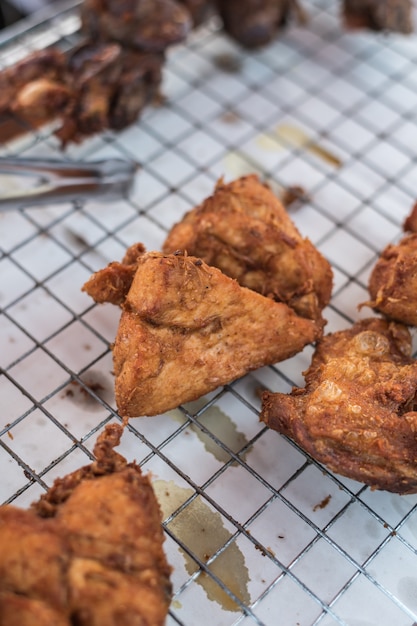 Fried chicken sauce is een Thais krokant voedsel van kip en saus koken in olie met vlammen