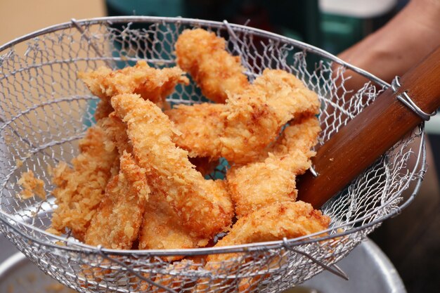 Pollo fritto al cibo di strada