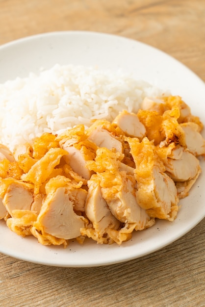 жареный цыпленок, посыпанный рисом с острым соусом для макания