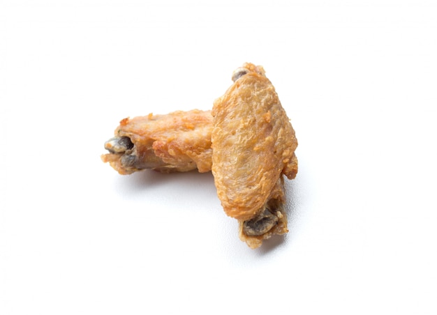 튀긴 닭 날개와 바삭한 마늘 흰색 배경에 고립