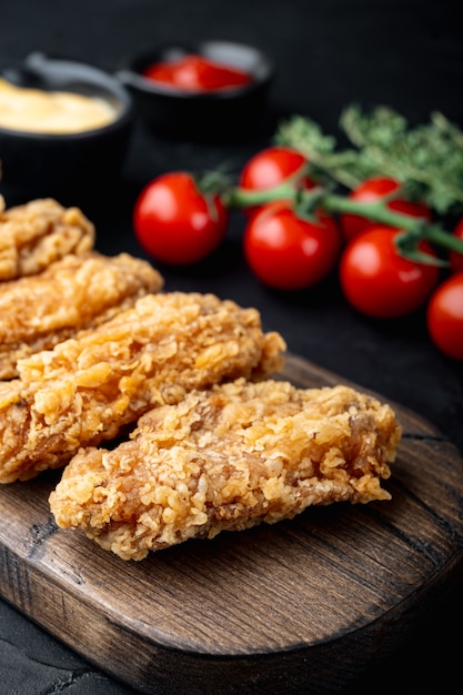 Parti di ali di pollo fritte sul nero