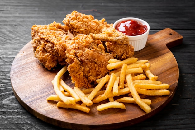 Foto pollo fritto con patatine fritte e pasto di pepite