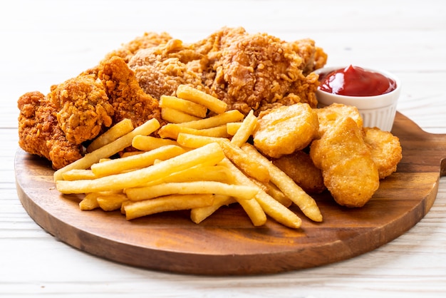 Photo fried chicken with french fries and nuggets meal