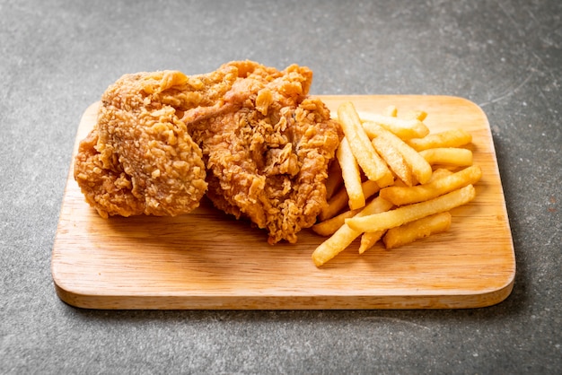 Foto pollo fritto con patatine fritte e pasto di pepite