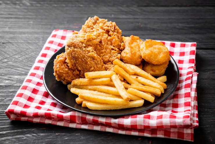 Photo フライドチキンとフライドポテトとナゲットの食事