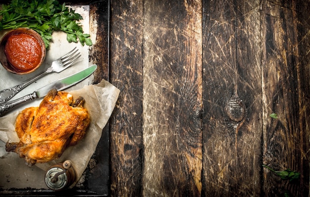 Photo fried chicken with herbs and sauce.