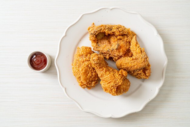 プレートにケチャップを入れたフライドチキン