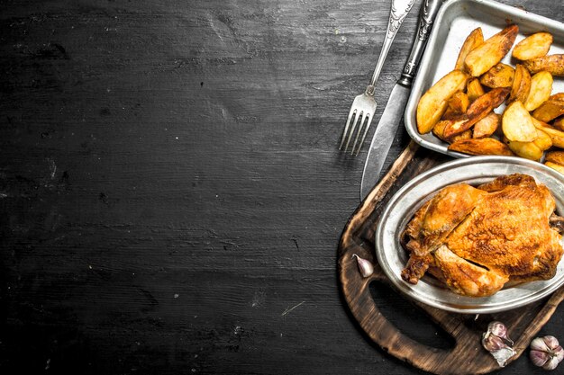 Fried chicken with potatoes on a tray.