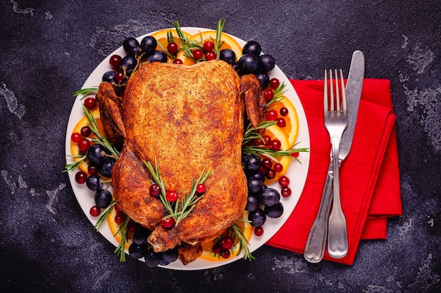 Pollo fritto con rosmarino e guarnire servito su un piatto bianco