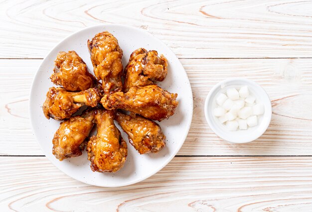 Foto pollo fritto con salsa