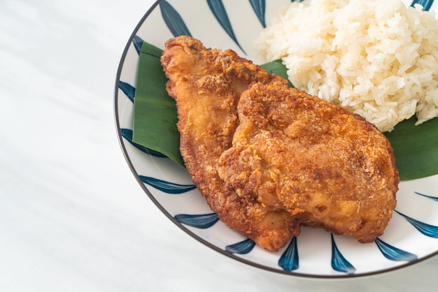 Fried chicken with sticky rice and spicy sweet sauce