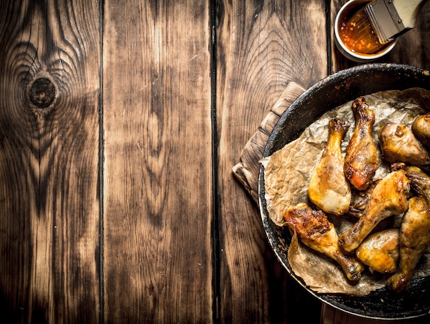 Fried chicken with tomato sauce.