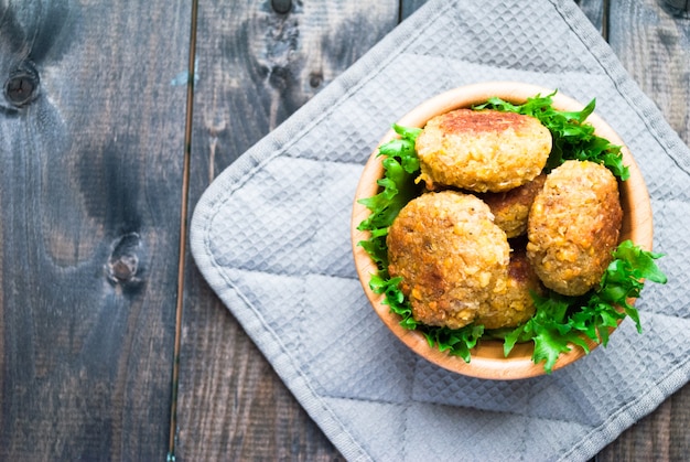 Foto falafel di ceci e foglie fritti di insalata verde