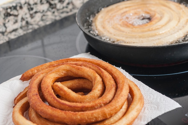 Fried churros in un tipico modo spagnolo