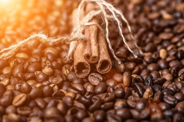 Жареные кофейные зерна кофейные зерна на деревянном фоне