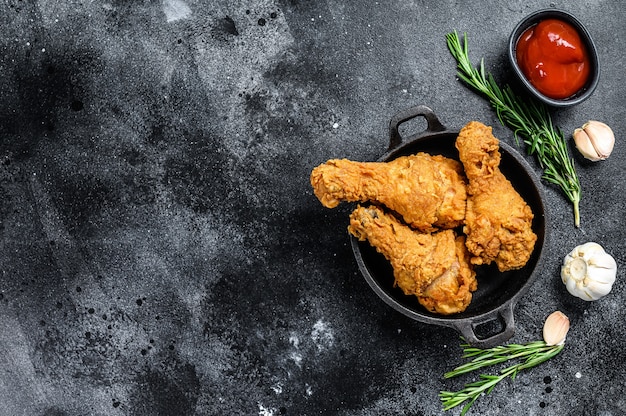 Cosce di pollo croccanti fritte, coscia in padella