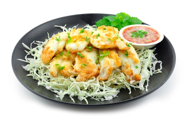 Fritto croccante calamari uova servite chili salsa di frutti di mare cibo tailandese decorazione in stile verdure vista laterale