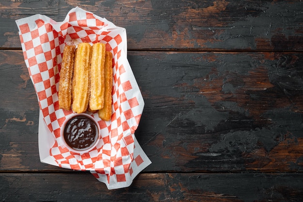 Fried Crullers in Brown, Take Away Bag in paper tray, op oude donkere houten tafel