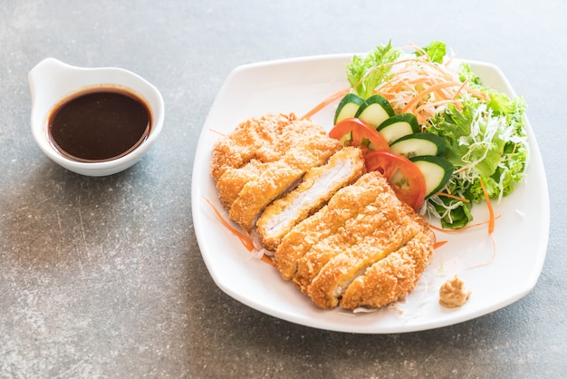 Maiale fritto con verdure cotte