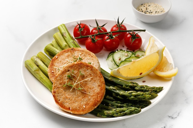 Жареная котлета с овощами спаржа огурцы и помидоры черри Идея диетического ужина кето диета