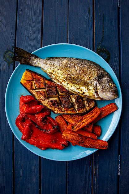 Жареная рыба дорадо с овощами