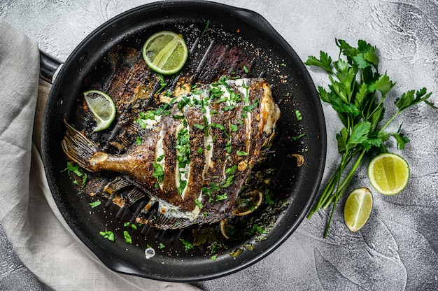 フライパンでライムとパセリと揚げドーリー魚。菜食主義の健康食品。上面図