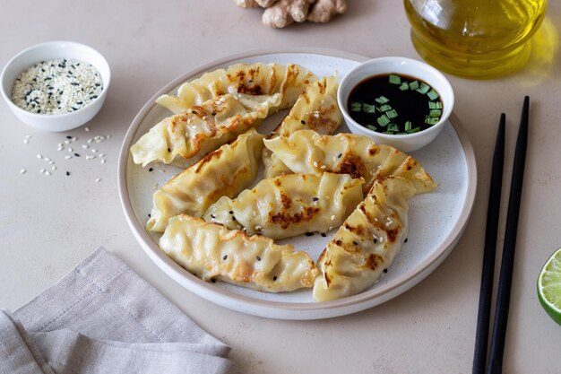 醤油餃子揚げ餃子ヘルシーなアジア料理