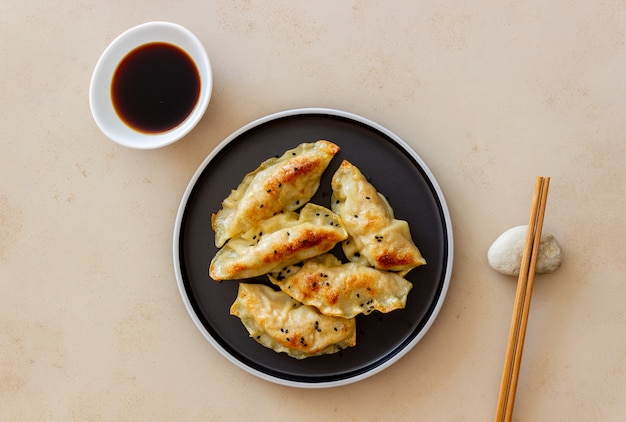 写真 餃子の醤油炒め。餃子。健康的な食事。ベジタリアンフード。