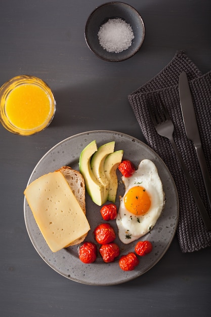 건강한 아침 식사를 위해 튀긴 계란, 아보카도, 토마토