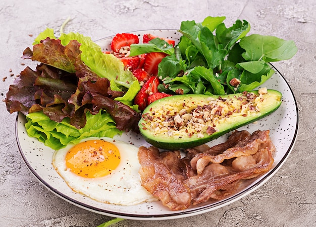 Uovo fritto, pancetta, avocado, rucola e fragole