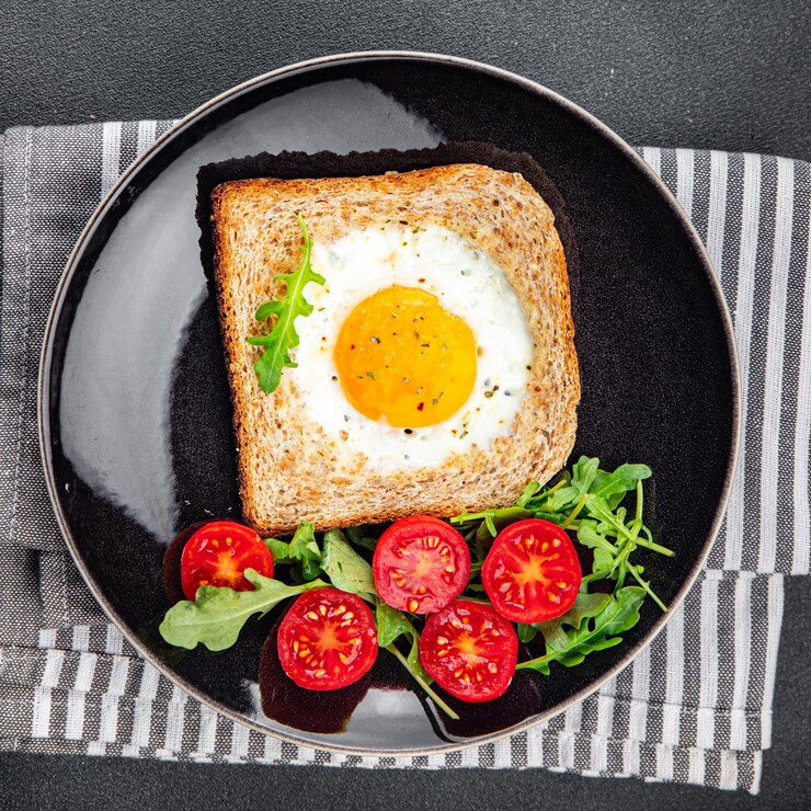 Фотография жареный хлеб с яйцами тост смешанный желток белок вкусный завтрак сытная еда свежая