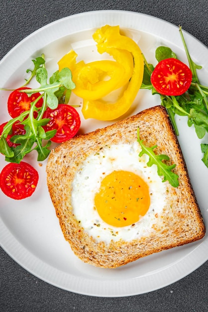 사진 긴 달, 토스트, 김, 노른자, 단백질, 맛있는 아침 식사, 풍부한 음식, 신선한 음식.