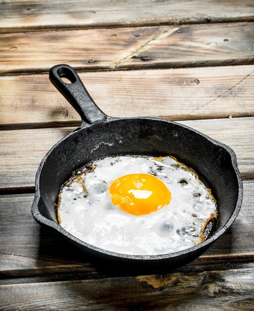 写真 フライパンで目玉焼き