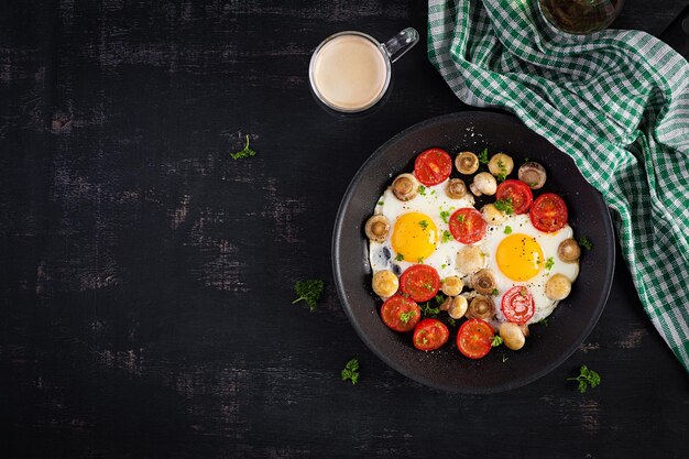 계란후라이, 버섯, 토마토. 케토, 팔레오 아침식사. 평면도