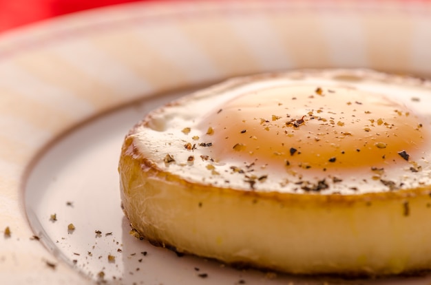 Fried egg in an onion ring