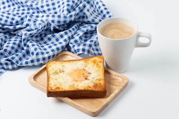 Fried Egg op Toast en kopje koffie voor ontbijt.