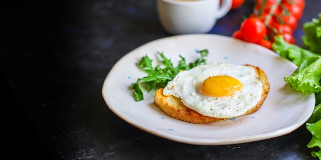 Photo fried egg and toast bread salad delicious breakfast