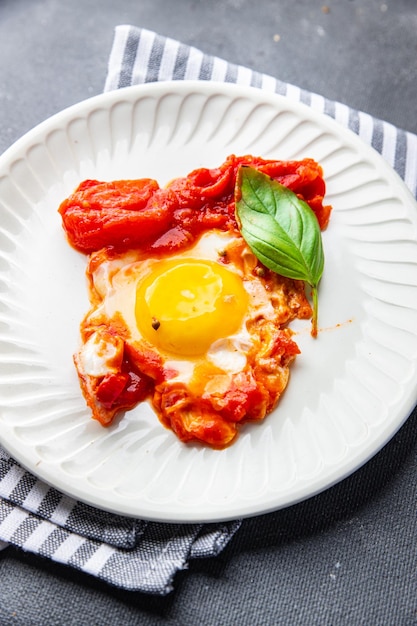 目玉焼き トマト シャクシューカ 朝食 卵 野菜 食事 食べ物 テーブルの上のおやつ コピースペース 食べ物