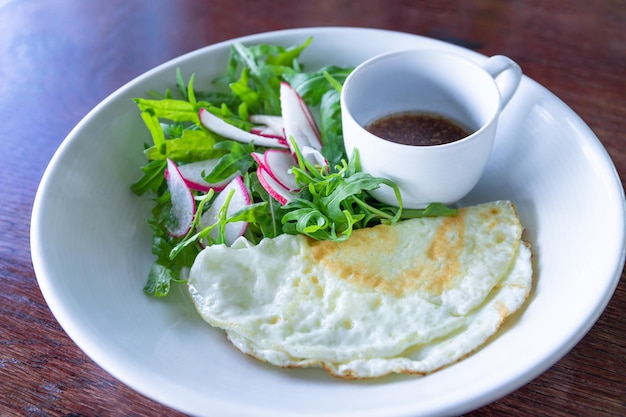 写真 揚げ卵白のサラダとゴマバルサミコドレッシングのヘルシーな朝食