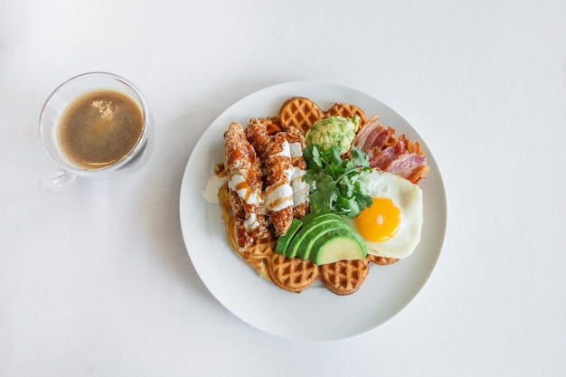 目玉焼きとベーコンとワッフル、新鮮な野菜とパセリ