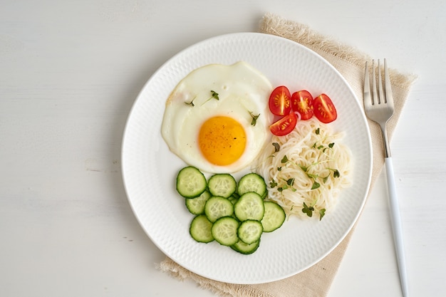 Фото Жареное яйцо с помидорами черри и огурцом, диетическое питание, без глютена