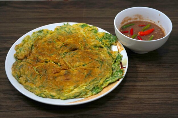 目玉焼きとクライミングワトルとスパイシーなエビのペーストソースタイ料理