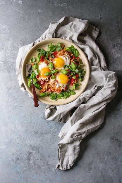 Fried egg with vegetables