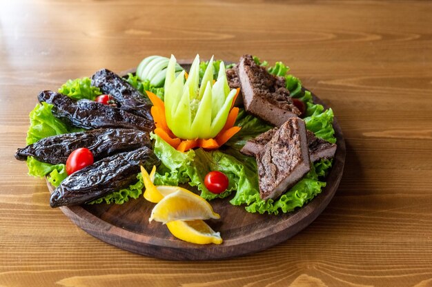 Fried eggplants served with tomatoes and lettuce