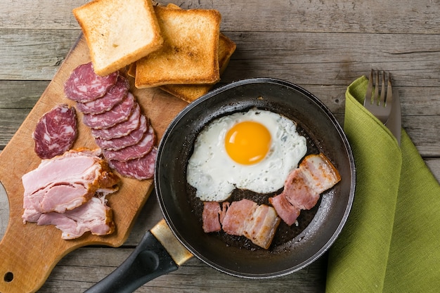 Uova fritte e pancetta in padella, deliziosa colazione