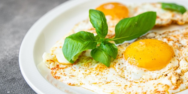 Uova fritte colazione fresca bianca proteina tuorlo pasto sano spuntino dieta sul tavolo copia spazio