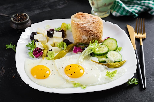 Фото Яичница с сыром, острым перцем, оливками и огурцом палео завтрак турецкий завтрак