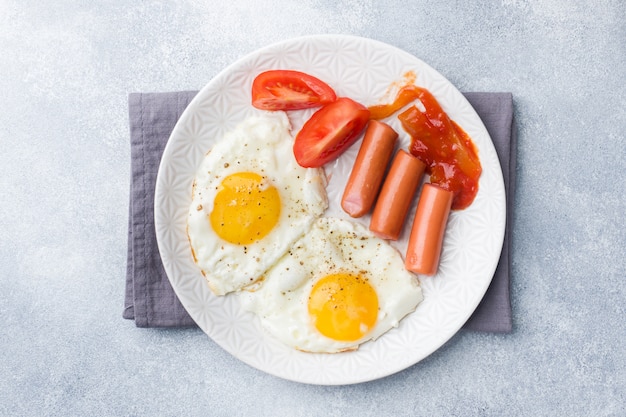 Uova fritte e salsiccia