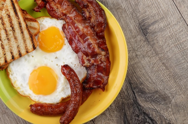 ベーコンソーセージと野菜の目玉焼き